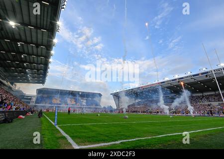 La pyrotechnie est lancée avant le match de la Betfred Super League Round 15 Leeds Rhinos vs Leigh Leopards au Headingley Stadium, Leeds, Royaume-Uni, le 21 juin 2024 (photo de Cody Froggatt/News images) Banque D'Images