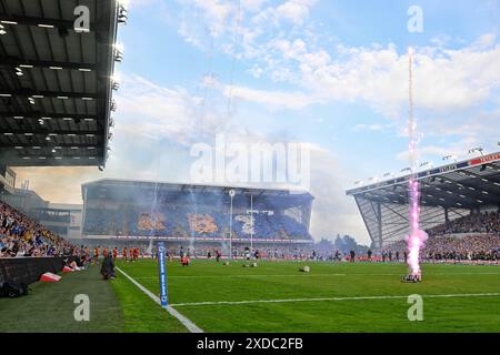 La pyrotechnie est lancée avant le match de la Betfred Super League Round 15 Leeds Rhinos vs Leigh Leopards au Headingley Stadium, Leeds, Royaume-Uni, le 21 juin 2024 (photo de Cody Froggatt/News images) Banque D'Images