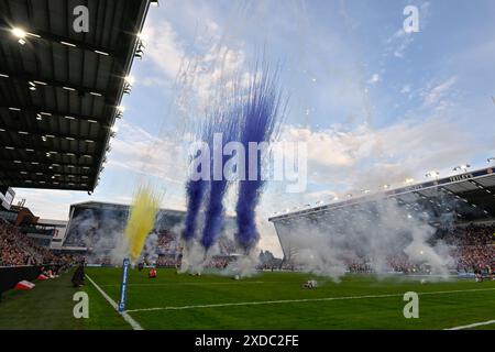 La pyrotechnie est lancée avant le match de la Betfred Super League Round 15 Leeds Rhinos vs Leigh Leopards au Headingley Stadium, Leeds, Royaume-Uni, le 21 juin 2024 (photo de Cody Froggatt/News images) Banque D'Images