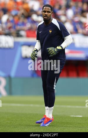 Leipzig, Allemagne. 21 juin 2024. LEIPZIG, stade de Leipzig, 21-06-2024, Championnat d'Europe de football Euro2024, match de groupes no.20 entre les pays-Bas et la France, joueur de France le gardien de but Mike Maignan pendant l'échauffement crédit : Pro Shots/Alamy Live News Banque D'Images