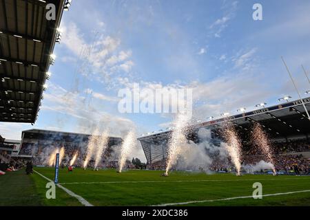 La pyrotechnie est lancée avant le match de la Betfred Super League Round 15 Leeds Rhinos vs Leigh Leopards au Headingley Stadium, Leeds, Royaume-Uni, le 21 juin 2024 (photo de Cody Froggatt/News images) Banque D'Images