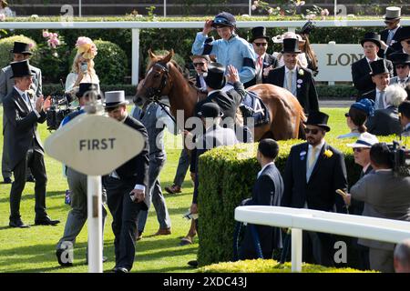 Ascot, Royaume-Uni. 21 juin 2024. Cheval Soprano monté par Billy Loughnane, jockey de 18 ans, a remporté les Sandringham Stakes au Royal Ascot. Propriétaires Highclere Thoroughbred Racing - Da Vinci, entraîneur George Boughey, Newmarket. Il s’agit de la deuxième victoire de Royal Ascot cette semaine pour le jockey Billy Loughnane qui a également été couronné Jockey apprenti de l’année en 2023. Crédit : Maureen McLean/Alamy Live News Banque D'Images