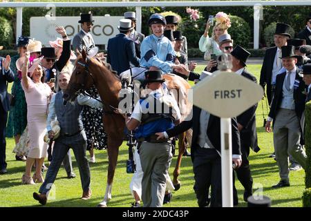 Ascot, Royaume-Uni. 21 juin 2024. Cheval Soprano monté par Billy Loughnane, jockey de 18 ans, a remporté les Sandringham Stakes au Royal Ascot. Propriétaires Highclere Thoroughbred Racing - Da Vinci, entraîneur George Boughey, Newmarket. Il s’agit de la deuxième victoire de Royal Ascot cette semaine pour le jockey Billy Loughnane qui a également été couronné Jockey apprenti de l’année en 2023. Crédit : Maureen McLean/Alamy Live News Banque D'Images