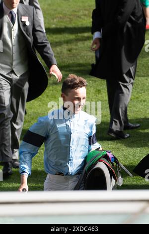 Ascot, Royaume-Uni. 21 juin 2024. Cheval Soprano monté par Billy Loughnane, jockey de 18 ans, a remporté les Sandringham Stakes au Royal Ascot. Propriétaires Highclere Thoroughbred Racing - Da Vinci, entraîneur George Boughey, Newmarket. Il s’agit de la deuxième victoire de Royal Ascot cette semaine pour le jockey Billy Loughnane qui a également été couronné Jockey apprenti de l’année en 2023. Crédit : Maureen McLean/Alamy Live News Banque D'Images