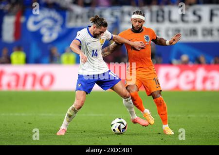 Le Français Adrien Rabiot (à gauche) et le Néerlandais Memphis Depay se battent pour le ballon lors du match du Groupe d de l'UEFA Euro 2024 au stade de Leipzig, en Allemagne. Date de la photo : vendredi 21 juin 2024. Banque D'Images