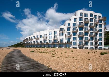 Folkestone, Kent, Royaume-Uni. Nouveaux appartements Shoreline sur la plage du front de mer Banque D'Images