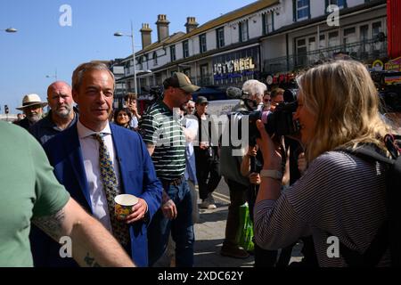 Clacton-on-Sea, Royaume-Uni, 21 juin 2024 : Nigel Farage, leader du Parti réformiste britannique, est photographié aujourd'hui à Clacton-on-Sea, où il se présente comme candidat aux prochaines élections générales du 4 juillet. Crédit : Justin Griffiths-Williams/Alamy Live News Banque D'Images
