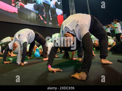 Journée internationale du yoga des Nations Unies à Doha les femmes se produisent lors de l'événement de yoga organisé par l'ambassade indienne en collaboration avec le Centre culturel indien et le Centre sportif indien au stade Asian Town Cricket pour marquer la 10ème Journée internationale du yoga des Nations Unies à Doha, Qatar, le 21 juin 2024. DOHA Qatar Copyright : xNOUSHADx Banque D'Images