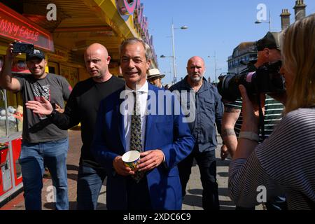 Clacton-on-Sea, Royaume-Uni, 21 juin 2024 : Nigel Farage, leader du Parti réformiste britannique, est photographié aujourd'hui à Clacton-on-Sea, où il se présente comme candidat aux prochaines élections générales du 4 juillet. Crédit : Justin Griffiths-Williams/Alamy Live News Banque D'Images