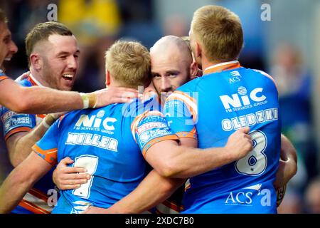 Matt Frawley de Leeds Rhinos (face) célèbre avoir marqué le troisième essai de son équipe avec ses coéquipiers lors du match de Super League Betfred au stade AMT Headingley de Leeds. Date de la photo : vendredi 21 juin 2024. Banque D'Images