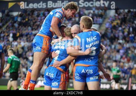 Leeds, Royaume-Uni. 21 juin 2024. AMT Headingley Rugby Stadium, Leeds, West Yorkshire, 21 juin 2024. Betfred Super League Leeds Rhinos v Leigh Leopards Matt Frawley de Leeds Rhinos célèbre avoir marqué l'essai aux côtés de ses coéquipiers contre Leigh Leopards Credit : Touchlinepics/Alamy Live News Banque D'Images