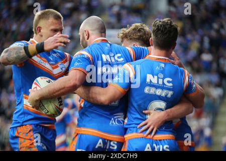 Leeds, Royaume-Uni. 21 juin 2024. AMT Headingley Rugby Stadium, Leeds, West Yorkshire, 21 juin 2024. Betfred Super League Leeds Rhinos v Leigh Leopards Matt Frawley de Leeds Rhinos célèbre avoir marqué l'essai aux côtés de son coéquipier Brodie Croft contre Leigh Leopards Credit : Touchlinepics/Alamy Live News Banque D'Images