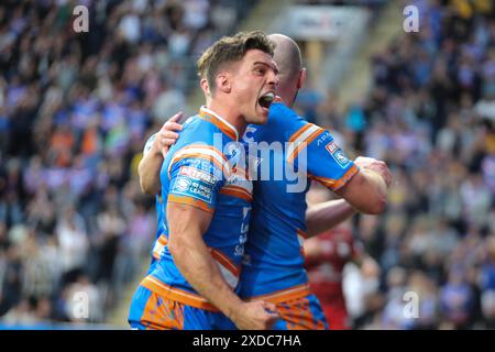 Leeds, Royaume-Uni. 21 juin 2024. AMT Headingley Rugby Stadium, Leeds, West Yorkshire, 21 juin 2024. Betfred Super League Leeds Rhinos v Leigh Leopards Matt Frawley de Leeds Rhinos célèbre avoir marqué l'essai aux côtés de son coéquipier Brodie Croft contre Leigh Leopards Credit : Touchlinepics/Alamy Live News Banque D'Images