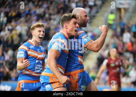 Leeds, Royaume-Uni. 21 juin 2024. AMT Headingley Rugby Stadium, Leeds, West Yorkshire, 21 juin 2024. Betfred Super League Leeds Rhinos v Leigh Leopards Matt Frawley de Leeds Rhinos célèbre avoir marqué l'essai aux côtés de son coéquipier Brodie Croft contre Leigh Leopards Credit : Touchlinepics/Alamy Live News Banque D'Images