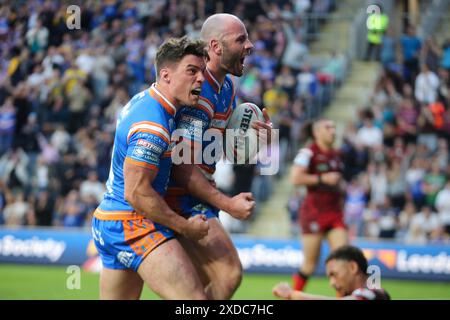 Leeds, Royaume-Uni. 21 juin 2024. AMT Headingley Rugby Stadium, Leeds, West Yorkshire, 21 juin 2024. Betfred Super League Leeds Rhinos v Leigh Leopards Matt Frawley de Leeds Rhinos célèbre avoir marqué l'essai aux côtés de son coéquipier Brodie Croft contre Leigh Leopards Credit : Touchlinepics/Alamy Live News Banque D'Images