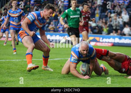 Leeds, Royaume-Uni. 21 juin 2024. AMT Headingley Rugby Stadium, Leeds, West Yorkshire, 21 juin 2024. Betfred Super League Leeds Rhinos v Leigh Leopards Matt Frawley de Leeds Rhinos/ scores the TRY et Brodie Croft célèbre contre Leigh Leopards Credit : Touchlinepics/Alamy Live News Banque D'Images