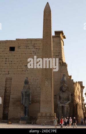 L'obélisque en granit rouge, vieux de 3 200 ans, se trouve à gauche du pylône principal (porte d'entrée) du temple de Louxor sur la rive est du Nil, en Égypte. Banque D'Images