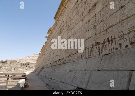 Le hiéroglyphe couvert et audacieux relief coulé gravé le mur sud de Medinet Habu (alias Temple d'Amon) sur la rive ouest du Nil près de Louxor, en Égypte. Banque D'Images