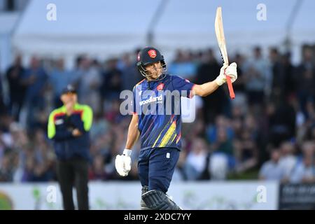 Canterbury, Angleterre. 21 juin 2024. Michael Pepper célèbre avoir atteint 50 ans lors du match Vitality Blast entre Kent Spitfires et Essex au Spitfire Ground, St Lawrence à Canterbury. Kyle Andrews/Alamy Live News. Banque D'Images