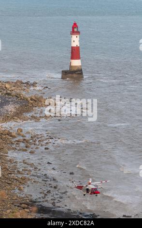 Sussex, Royaume-Uni. 21 juin 2024. HM Coastguard mène une opération de recherche et de sauvetage pour une personne disparue à côté du phare de Beachy Head avec le canot de sauvetage côtier RNLI à proximité. Beachy Head, Seven Sisters National Park, East Sussex, Royaume-Uni crédit : Reppans/Alamy Live News Banque D'Images