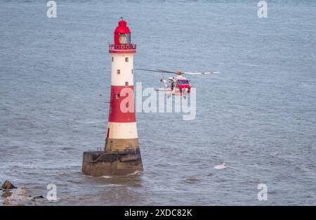 Sussex, Royaume-Uni. 21 juin 2024. HM Coastguard mène une opération de recherche et de sauvetage pour une personne disparue à côté du phare de Beachy Head avec le canot de sauvetage côtier RNLI à proximité. Beachy Head, Seven Sisters National Park, East Sussex, Royaume-Uni crédit : Reppans/Alamy Live News Banque D'Images