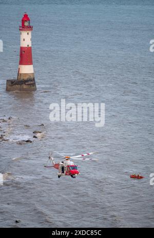 Sussex, Royaume-Uni. 21 juin 2024. HM Coastguard mène une opération de recherche et de sauvetage pour une personne disparue à côté du phare de Beachy Head avec le canot de sauvetage côtier RNLI à proximité. Beachy Head, Seven Sisters National Park, East Sussex, Royaume-Uni crédit : Reppans/Alamy Live News Banque D'Images