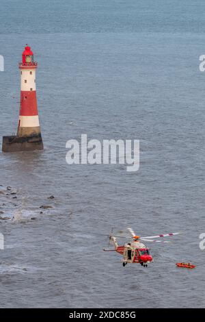 Sussex, Royaume-Uni. 21 juin 2024. HM Coastguard mène une opération de recherche et de sauvetage pour une personne disparue à côté du phare de Beachy Head avec le canot de sauvetage côtier RNLI à proximité. Beachy Head, Seven Sisters National Park, East Sussex, Royaume-Uni crédit : Reppans/Alamy Live News Banque D'Images