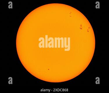 Palm Springs, Californie, États-Unis. 21 juin 2024. Les deux grandes zones Sunspot à droite, désignées AR3712 et AR3713, ont augmenté de manière significative en taille pour atteindre 3900 millions de kilomètres carrés et 3300 millions de kilomètres carrés. La zone sombre de Sunspot inférieur AR3719, est devenue très active libérant une éruption impulsive provoquant une panne radio au-dessus de l'océan Pacifique. (Crédit image : © Ian L. Sitren/ZUMA Press Wire) USAGE ÉDITORIAL SEULEMENT! Non destiné à UN USAGE commercial ! Banque D'Images