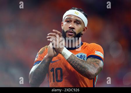 Le Néerlandais Memphis Depay applaudit les supporters après avoir été remplacé lors du match du Groupe d de l'UEFA Euro 2024 au stade de Leipzig, en Allemagne. Date de la photo : vendredi 21 juin 2024. Banque D'Images