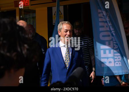 Clacton-on-Sea, Royaume-Uni, 21 juin 2024 : Nigel Farage, leader du Parti réformiste britannique, est photographié aujourd'hui à Clacton-on-Sea, où il se présente comme candidat aux prochaines élections générales du 4 juillet. Crédit : Justin Griffiths-Williams/Alamy Live News Banque D'Images