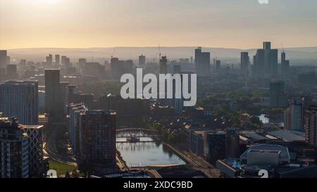 Une vue tranquille au lever du soleil sur les gratte-ciel de Manchester avec un aperçu des quais Deansgate et Salford dans la chaude lumière du matin Banque D'Images