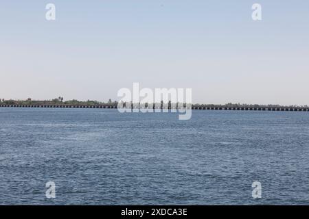 Le barrage d'Esna, construit en 1908, sert également de pont routier à un peu plus de 1 km en amont (au sud) sur le Nil à partir de l'écluse d'Esna, en Égypte. Banque D'Images