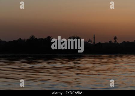 Crépuscule juste après le coucher du soleil sur le Nil à Kurna près de Lxor, Egypte. Banque D'Images