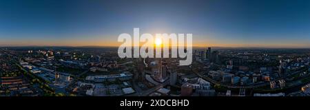 Cette image capture un coucher de soleil panoramique mettant en vedette des monuments autour de Manchester, mettant en évidence Deansgate et Salford Quays, avec la Great Jackson St. Banque D'Images