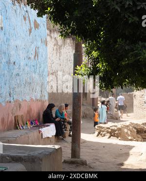 Les villageois de Bisaw, sur une île du Nil, à environ 90 km au nord d'Assouan, vendent des souvenirs faits maison à partir d'un banc intégré dans une ruelle poussiéreuse. Banque D'Images