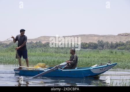 Pêcheurs du village de Bisaw sur une île du Nil à environ 90 km au nord d'Assouan. Banque D'Images