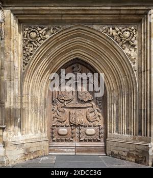 Portes en bois sculptées à l'entrée ouest de l'abbaye de Bath, Bath, Somerset, Royaume-Uni le 20 juin 2024 Banque D'Images