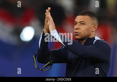 Leipzig, Allemagne. 21 juin 2024. Le Français Kylian Mbappe est sur le terrain après le match de football UEFA Euro 2024 Groupe d entre les pays-Bas et la France au stade de Leipzig. Crédit : Jan Woitas/dpa/Alamy Live News Banque D'Images