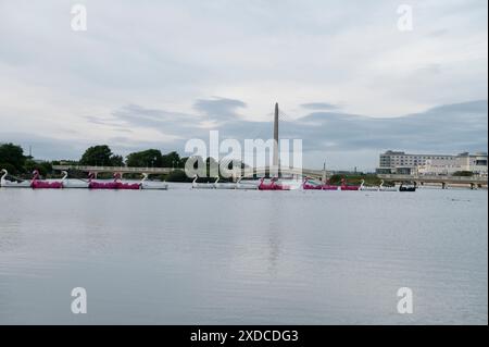 Southport Marine Lake avec pédalos Flamingo et Swan, Southport, Merseyside, Royaume-Uni Banque D'Images