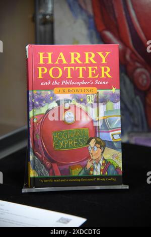 New York, États-Unis. 21 juin 2024. Numéro relié de la première édition de 'Harry Potter and the Philosopher's Stone. Londres : Bloomsbury, 1997 de J.K. Rowling, 1 de 500 exemplaires, est. $100,000-150 000 est présenté à Sotheby's June Fine Books and Manuscripts Auction Preview à New York, NY, le 21 juin 2024. (Photo par Efren Landaos/Sipa USA) crédit : Sipa USA/Alamy Live News Banque D'Images