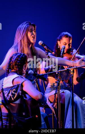 Théâtre Albeniz, Madrid, Espagne. 21 juin 2024. Festival universel de musique 2024. Concert de Las Migas, un groupe espagnol de quatre femmes flamenco rumba. Carolina Fernandez, chant. Crédit : EnriquePSans/Alamy Live News Banque D'Images