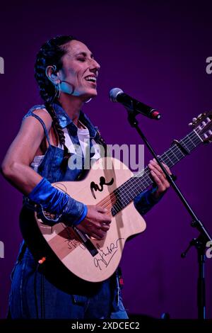 Théâtre Albeniz, Madrid, Espagne. 21 juin 2024. Festival universel de musique 2024. Concert de Las Migas, un groupe espagnol de quatre femmes flamenco rumba. Marta Robles, guitare. Crédit : EnriquePSans/Alamy Live News Banque D'Images