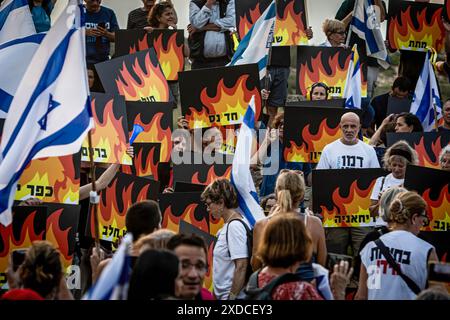 Césarée, Israël. 20 juin 2024. Les manifestants brandissent des drapeaux et des pancartes exprimant leur opinion pendant la manifestation. Les manifestants israéliens exigent la démission du premier ministre israélien Benjamin, Netanyahu a répété à plusieurs reprises que les élections ne devraient pas avoir lieu tant que la guerre à Gaza est toujours en cours. Les prochaines élections générales sont officiellement prévues pour octobre 2026. Crédit : SOPA images Limited/Alamy Live News Banque D'Images