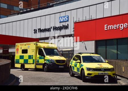 Londres, Royaume-Uni. 21 juin 2024. Ambulances à l'extérieur de l'hôpital St Thomas, l'un des hôpitaux touchés par une attaque de ransomware qui aurait été menée par des cybercriminels russes. NHS England a déclaré que les données ont été publiées en ligne par les pirates. Crédit : Vuk Valcic/Alamy Live News Banque D'Images