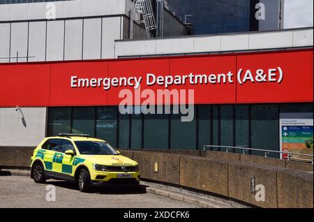 Londres, Royaume-Uni. 21 juin 2024. Une ambulance devant l'hôpital St Thomas, l'un des hôpitaux touchés par une attaque de ransomware qui aurait été menée par des cybercriminels russes. NHS England a déclaré que les données ont été publiées en ligne par les pirates. Crédit : Vuk Valcic/Alamy Live News Banque D'Images