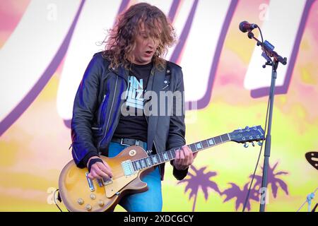 Newport, Royaume-Uni. 21 juin 2024. Dan Hawkins, guitariste rythmique avec le groupe britannique de glam rock The Darkness, jouant en direct sur scène au Festival de l'île de Wight. Crédit : SOPA images Limited/Alamy Live News Banque D'Images