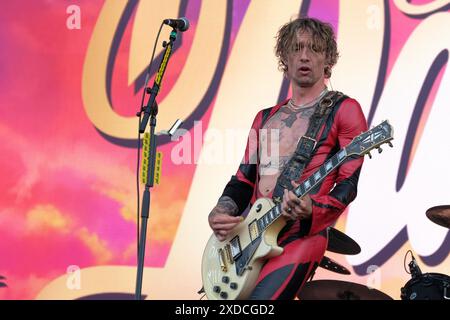 Newport, Royaume-Uni. 21 juin 2024. Justin Hawkins, chanteur et guitariste du groupe britannique de glam rock The Darkness, jouant en direct sur scène au Isle of Wight Festival. Crédit : SOPA images Limited/Alamy Live News Banque D'Images