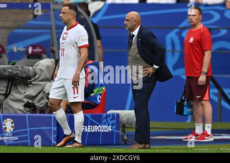 BERLIN, ALLEMAGNE - 21 JUIN : Michal Probierz, le manager de la Pologne et Kamil Grosicki, de Pologne, qui entre sur le terrain lors de l'UEFA EURO 2024 grou Banque D'Images