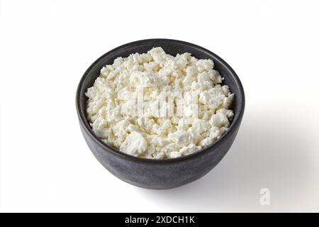 Fromage cottage dans un bol en céramique isolé sur fond blanc. Vue en grand angle Banque D'Images