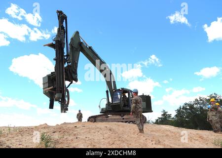 Des soldats du 106th Engineer Detachment (Quarry) travaillent à un projet de forage de trous pour une démolition de carrière le 7 juin 2024, à Fort McCoy, Wisconsin. Les soldats du 106th subissaient une explosion le 8-9 juin à Fort McCoy quand ils ont coordonné une paire de démolitions de carrières à l’installation pour aider à démonter une colline de grès qui fait partie d’un projet de troupes en cours au poste. Le 106th fait partie de la Garde nationale du Wisconsin et est une unité unique - l'une des six seulement dans l'armée - qui effectue des opérations de carrière. (Photo de l'armée américaine par Scott T. Sturkol, Bureau des affaires publiques, Fort McCoy, Wisconsin.) Banque D'Images